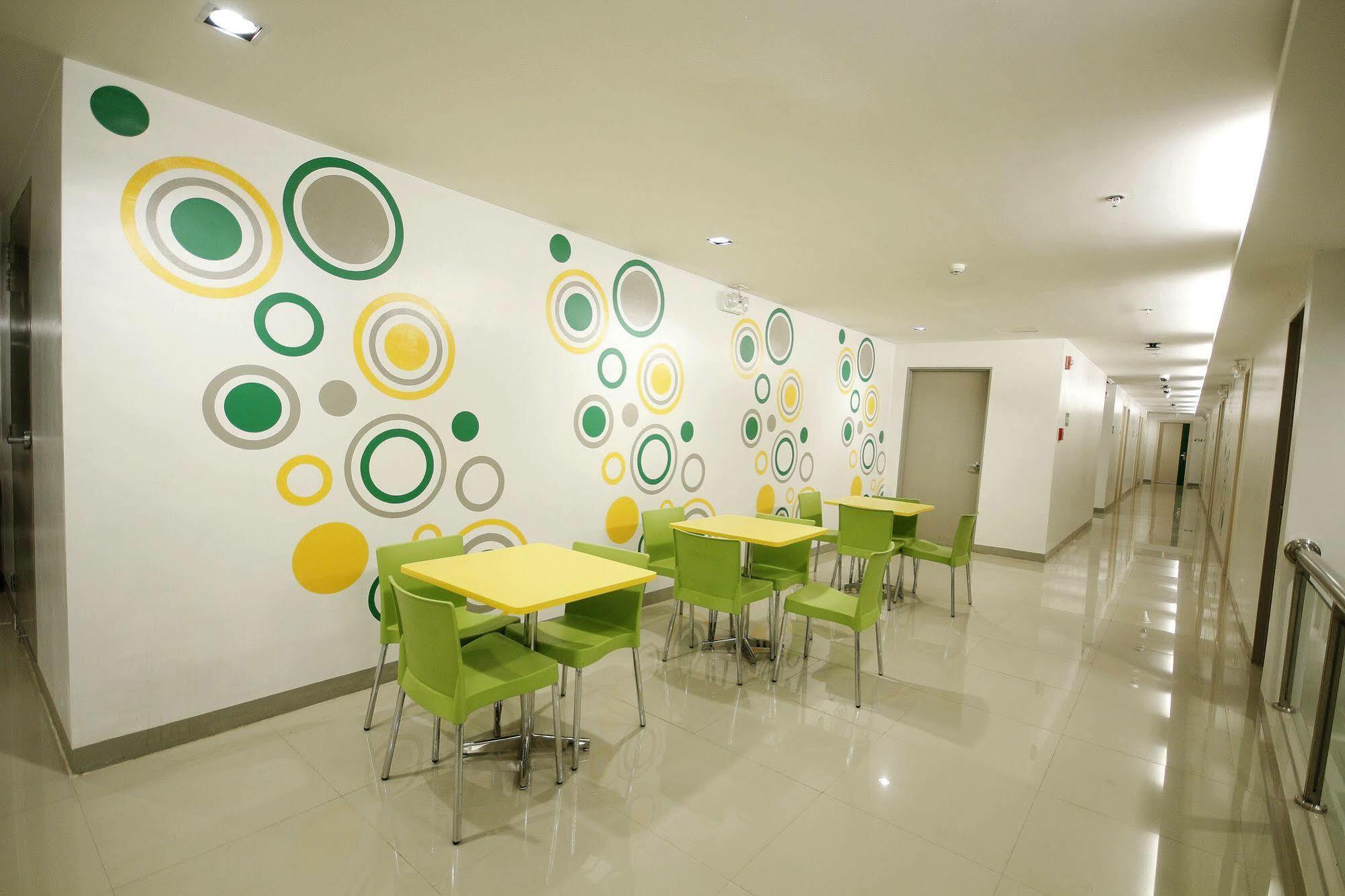 Go Hotels Ortigas Center Pasig City Zewnętrze zdjęcie
